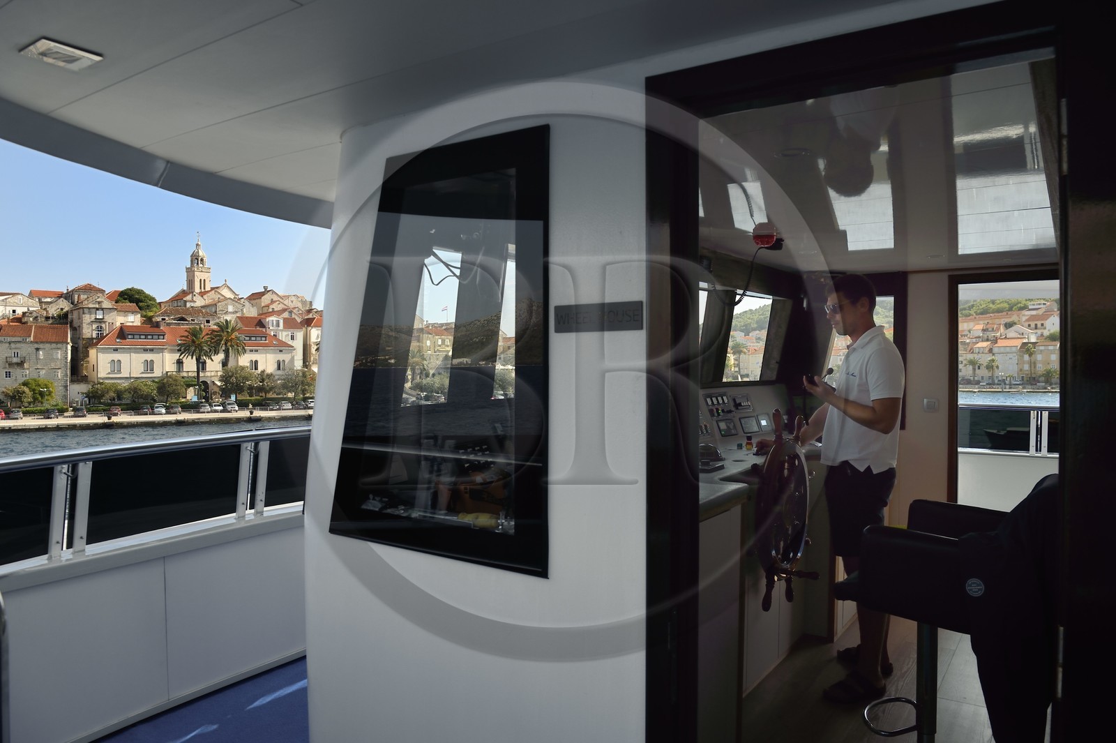 Croatie, Dalmatie, cote dalmate, Ile de Korcula, ville de Korcula, arrivée au port du bateau de croisière Ave Maria, son capitaine Rade Naranca dans la timonerie