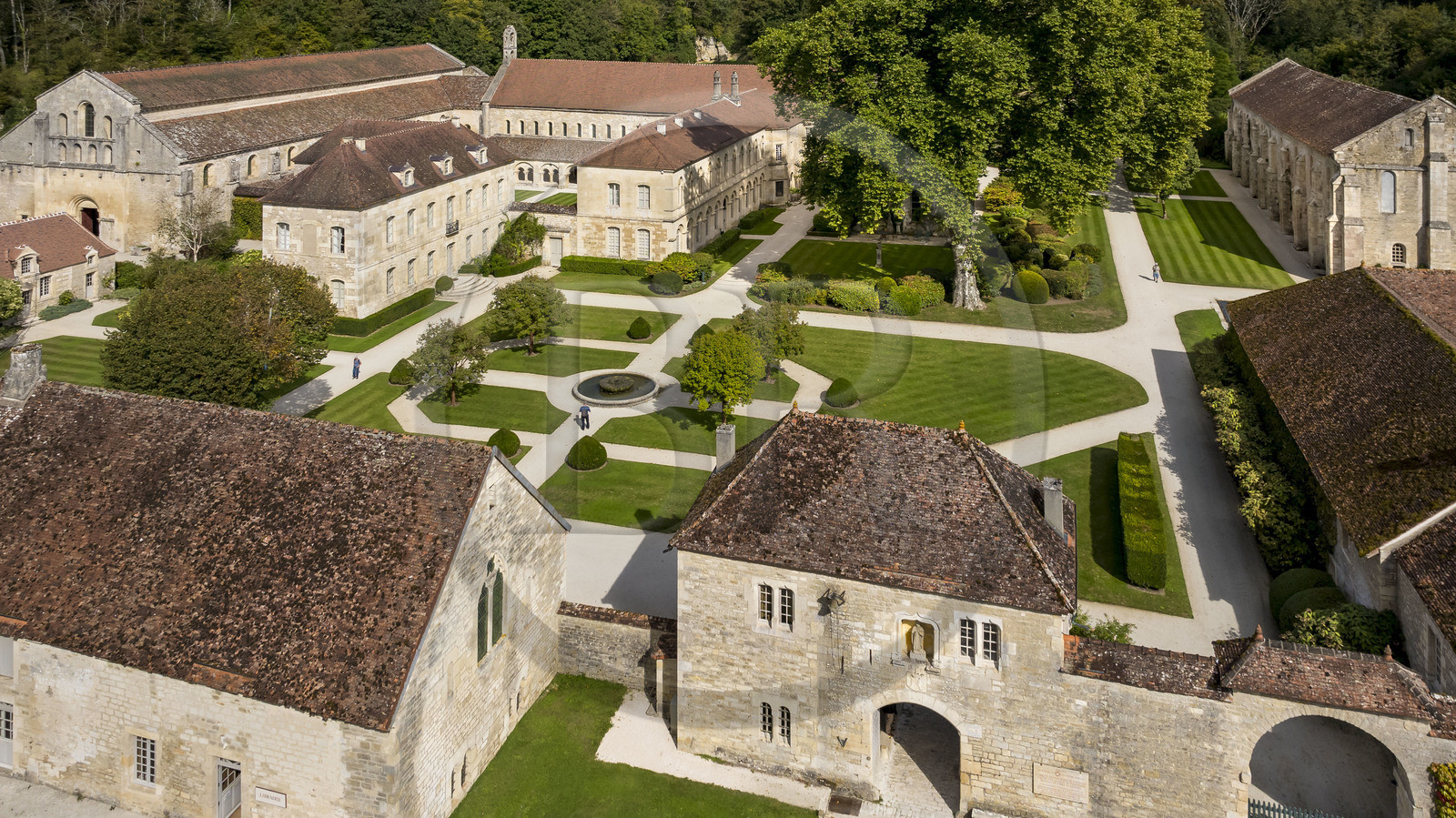 France, Côte-d'Or (21), Marmagne, l'abbaye cistercienne de Fontenay fondée en 1118, classée au Patrimoine Mondial de l'UNESCO (vue aérienne)