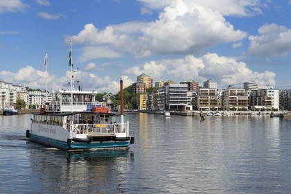 Suède, Stockholm, l'écoquartier Hammarby Sjostad précurseur en matière de développement durable, ferry sur le lac Hammarby