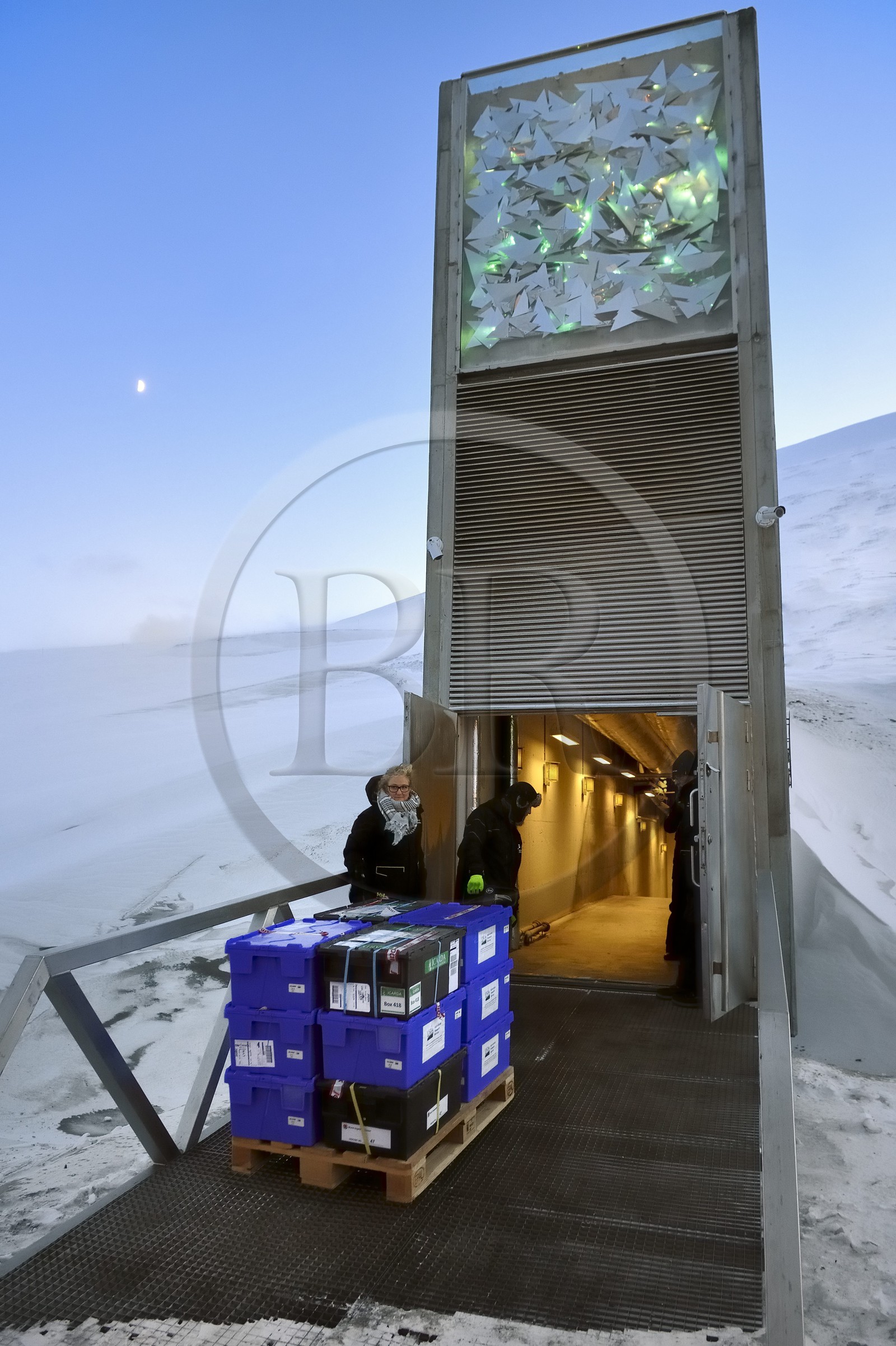 Norvège, Svalbard, Spitzberg, Longyearbyen, la Réserve mondiale de semences du Svalbard (banque de graines du Global Seed Vault) permet une sauvegarde de sécurité pour les collections existantes de banques de gènes, livraison des semences par NordGen