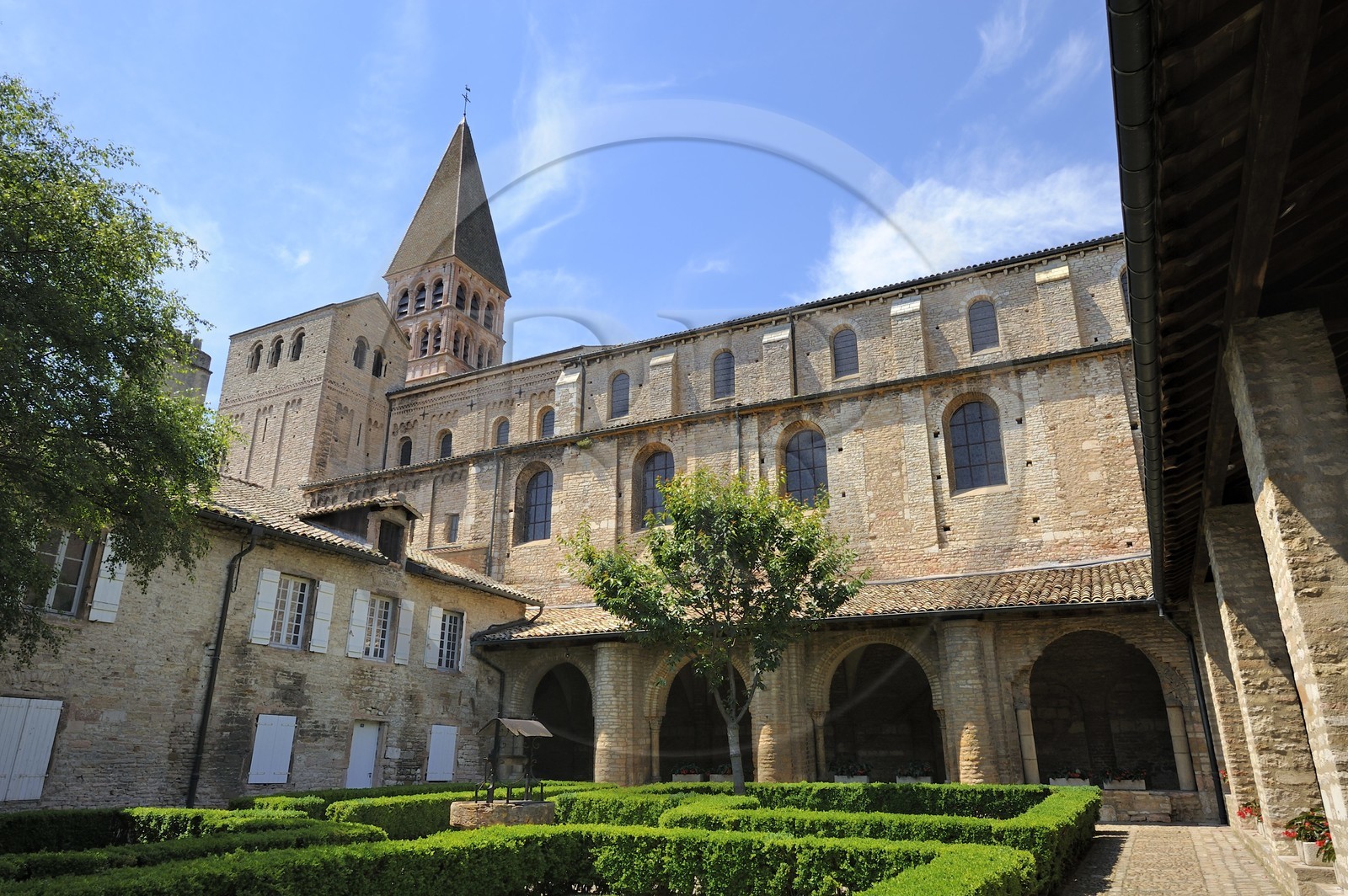 France, Saône et Loire (71), abbaye de Tournus, le cloitre