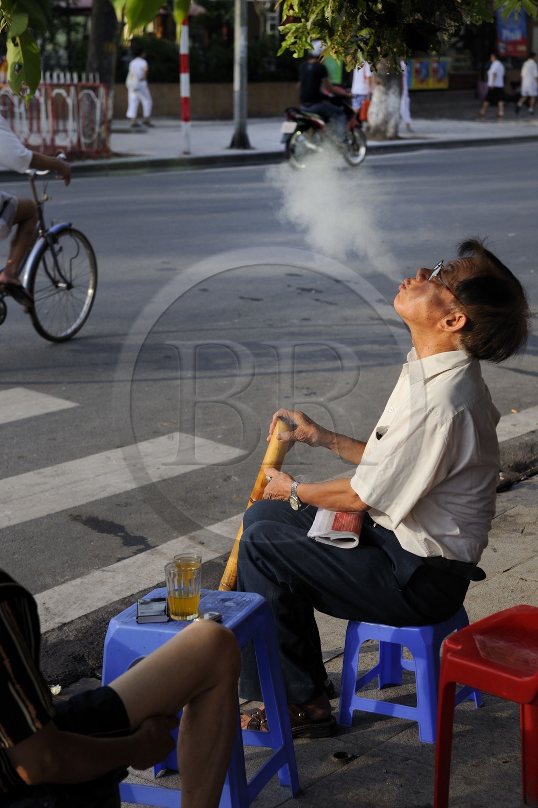 Vietnam, Hanoï, fumeur de tabac dans une pipe à eau appelée bang