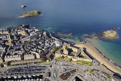 France, Ille-et-Vilaine (35), côte d'émeraude, la vieille ville fortifiée de Saint-Malo à l'abris de ses remparts, le Fort national construit par Vauban et Garangeau au XVIIème siecle sur l'ile à droite et le chateau (vue aérienne)