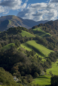 France, Pyrénées-Atlantiques (64), Pays-Basque, vallée des Aldudes, Urepel, le Kintoa (le pays Quint) au sud de la vallée à cheval de la frontière espagnole