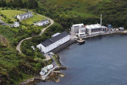 Royaume-Uni, Ecosse, Hébrides intérieures, Ile de Islay, Port Askaig, distillerie de whisky Caol Ila (vue aérienne)