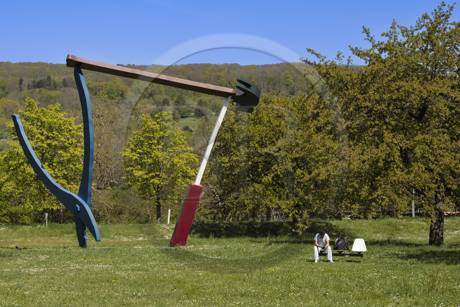 Allemagne, Bade-Wurtemberg, Weil am Rhein près de Bâle, le Vitra Campus, la sculpture Balancing Tools (1984) par Claes Oldenburg et Coosje van Bruggen