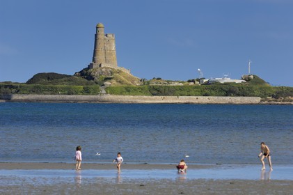 France, Manche (50), Val de Saire, région de Saint-Vaast-la-Hougue, fort de la Hougue Vauban classé Patrimoine mondial par l'UNESCO depuis la plage de Morsalines