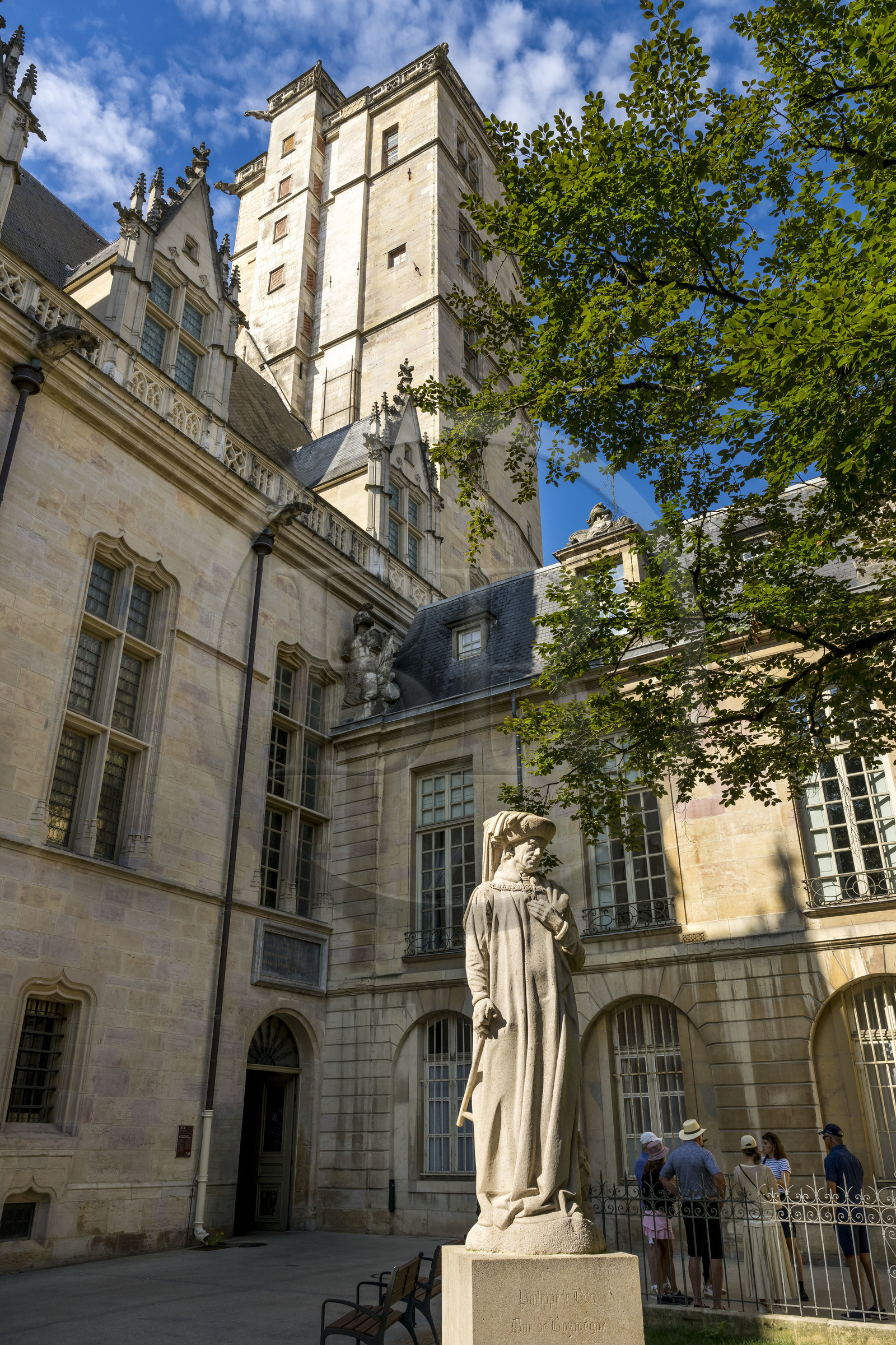 France, Côte-d'Or (21), Dijon, zone classée Patrimoine Mondial de l'UNESCO, palais des Ducs de Bourgogne sur la place de la Libération surmonté par la tour Philippe Le Bon et statue de Philippe Le Bon
