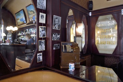 France, Allier (03), Vichy, restaurant Brasserie du Casino et des Artistes au décor Art déco et aux lambris d’acajou comportant de nombreuses glaces biseautées