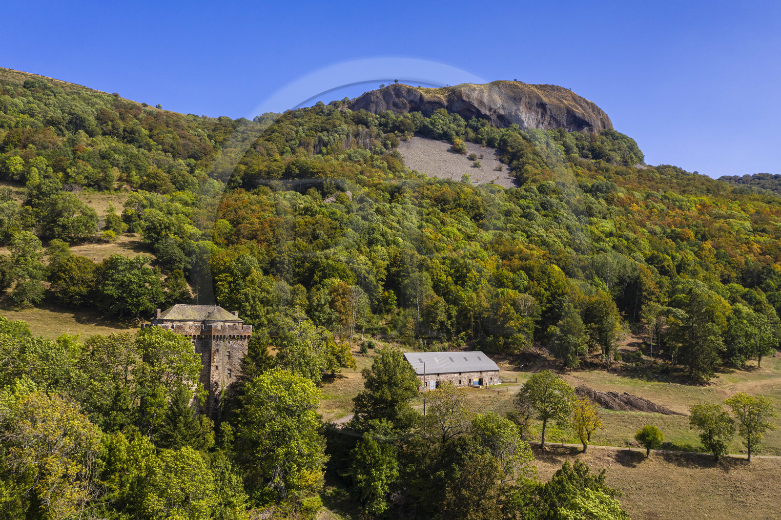 France, Cantal (15), Parc Naturel Régional des Volcans d’Auvergne, Brezons, la vallée de Brezons, donjon du château de la Boyle du XVe siècle et le gigantesque bouchon de lave du rocher de La Boyle en arrière plan (vue aérienne)