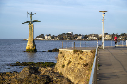 France, Loire Atlantique, Estuaire de la Loire, Saint Nazaire, la Grande plage, American Monument called Sammy built in memory of the American landing of June 26, 1917 in Saint-Nazaire on the waterfront beach