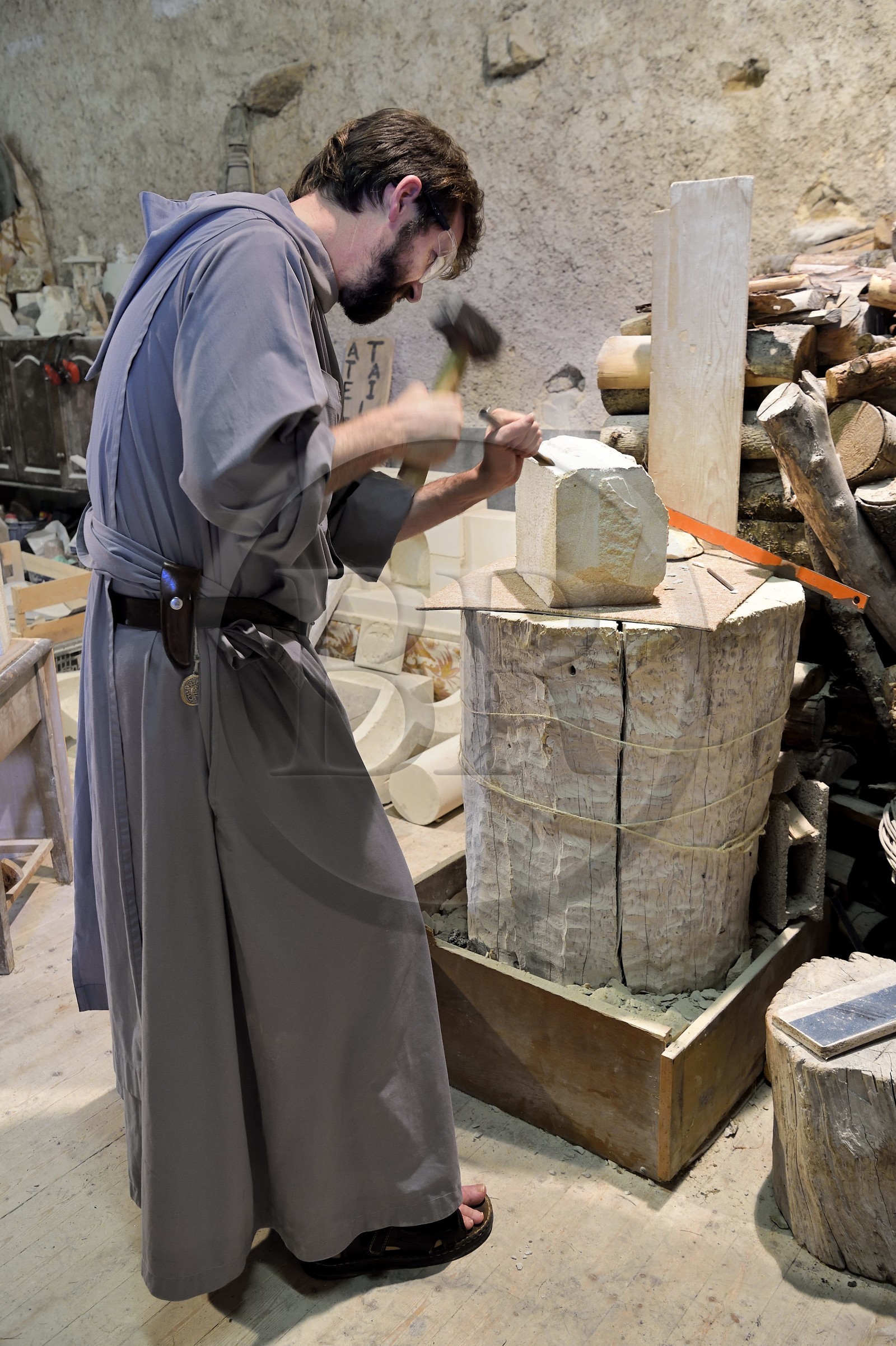 France, Haute-Loire (43), Parc naturel régional Livradois-Forez, abbaye de La Chaise-Dieu, le frère Jean Matthias Helluy de la confrérie de Saint-Jean qui est aussi tailleur de pierre, dans son atelier