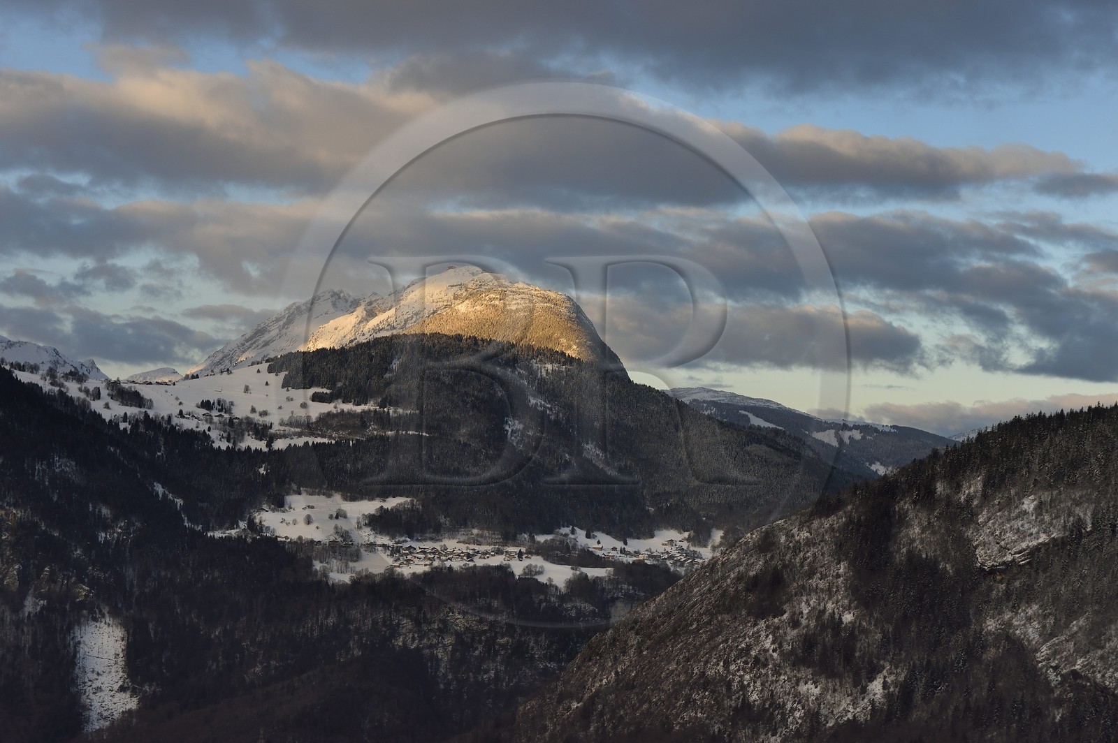France, Haute-Savoie (74), Nancy-sur-Cluses dans la Chaine de montagne des Aravis