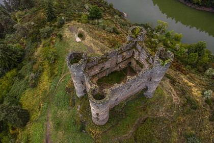 France, Cantal (15), Gorges de la Truyère, Alleuze, ruines féodales perchées du château fort d'Alleuze du XIIIe siècle reconstruit en 1405 (vue aérienne)