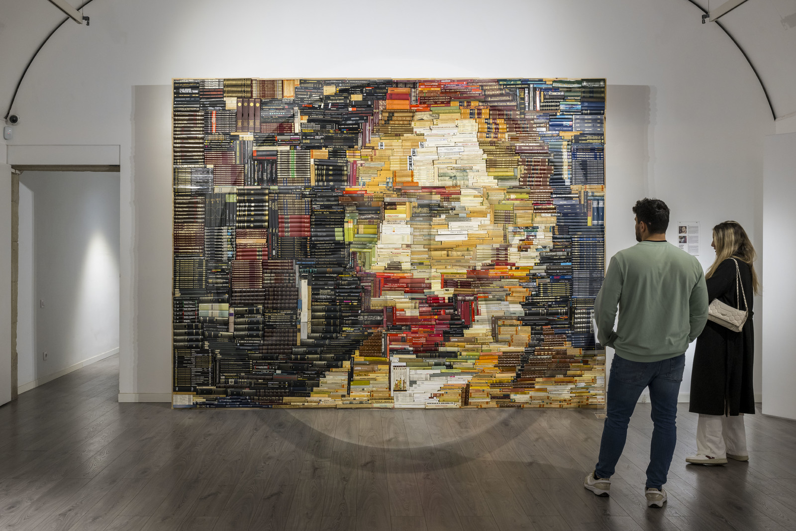 Espagne, Catalogne, Barcelone, quartier du Barrio Gotico, Villa del Arte Galleries, Letters to Vincent (2400 livres formant le portrait de Vincent Van Gogh) par l'artiste Jordi Prat Pons