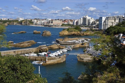 France, Pyrénées-Atlantiques (64), Pays-Basque, Biarritz, le Port des Pecheurs, l'église Sainte-Eugénie et les façades de la Grande Plage