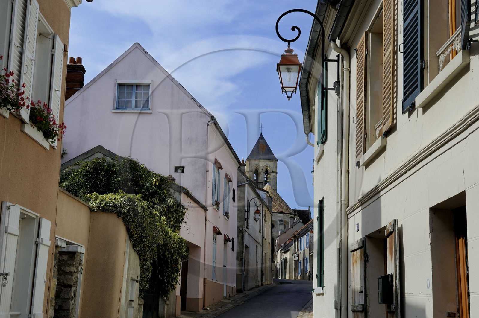 France, Val-d'Oise (95), Vétheuil, rue de Moutier menant à l'église Notre Dame peinte par Claude Monet