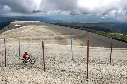 France, Vaucluse (84), Parc Naturel Régional du Mont Ventoux, Bedoin, cyclistes au sommet du Mont Ventoux (1910m)