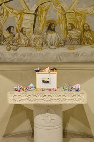 France, Marne (51), Reims, la chapelle Notre-Dame de la Paix ou chapelle Foujita, peintures de Leonard Foujita, des admirateurs nippons ont laissé des origami dans la chapelle en cul-de-four où sont enterrés les époux Foujita