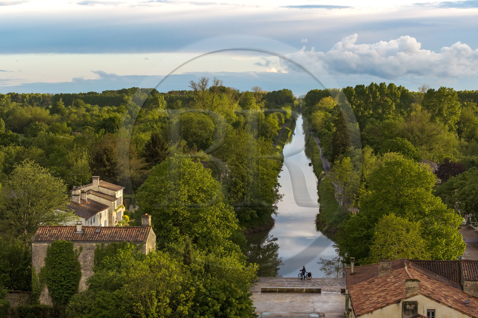 France, Vendée (85), Bouillé-Courdault, le port fluvial de Courdault au bout du canal de la Vieille-Autise, silhouette d'un cycliste sur la piste de la véloroute Vendée Vélo Tour (vue aérienne)