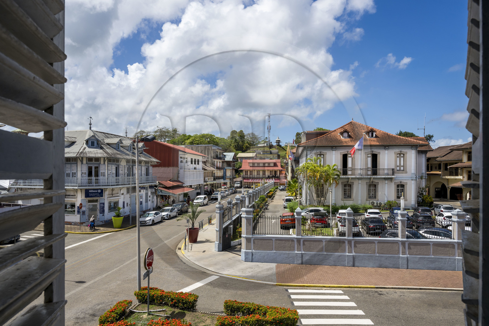 France, Guyane, Cayenne, la mairie rue Rémire et le fort Cépérou en arrière plan