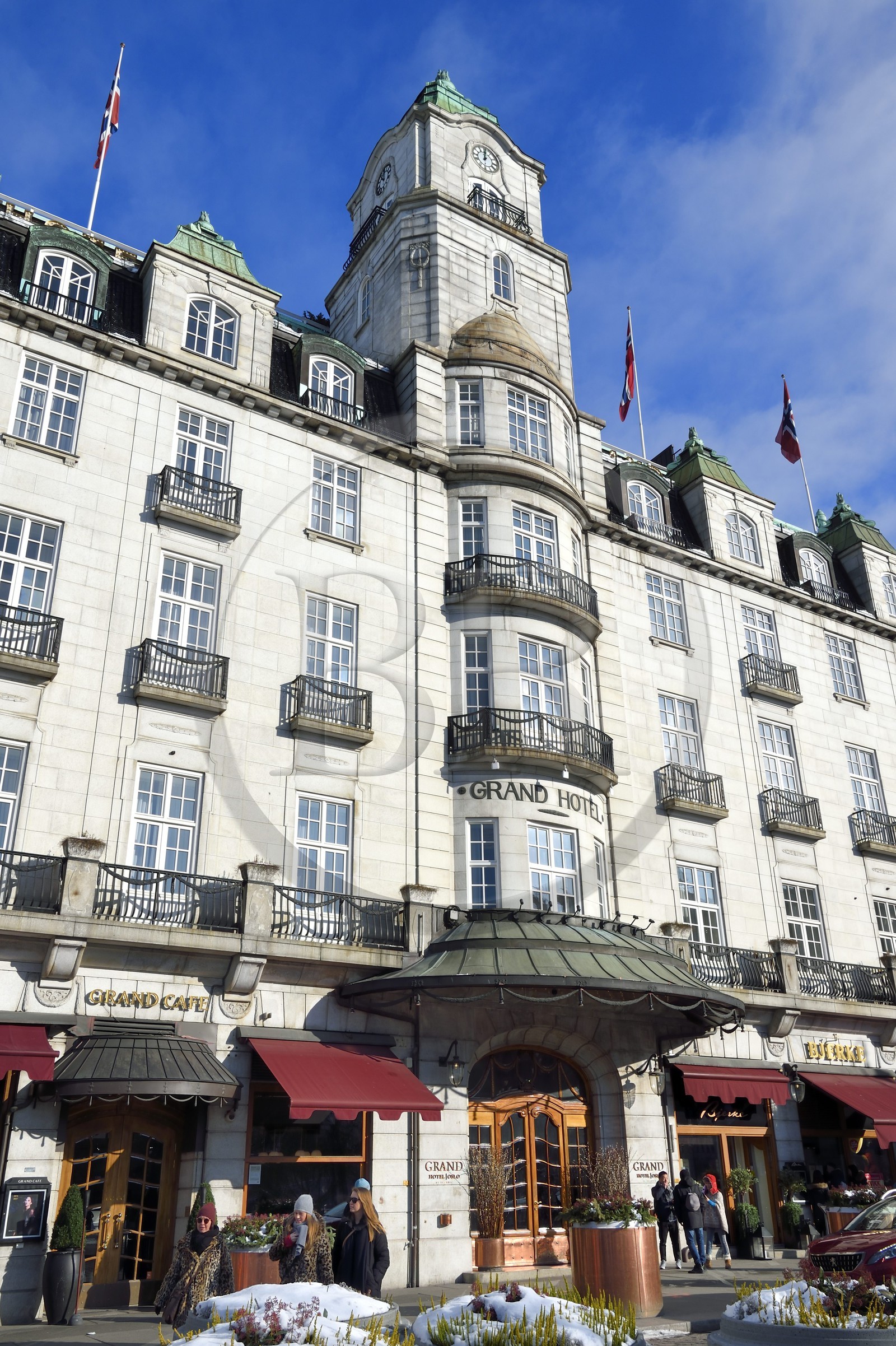 Norvège, Oslo, rue Karl Johan sur Eidsvoll Square, le Grand Hotel (1874) fréquenté par le dramaturge Henrik Ibsen (1828-1906) ainsi que de nombreux artistes à la fin du XIXe siècle et le lauréat annuel du Prix Nobel de la Paix