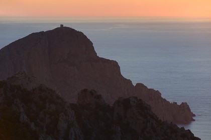 France, Corse-du-Sud (2A), Golfe de Porto, classé Patrimoine Mondial de l'UNESCO, le Capo Rosso et la Tour Génoise de Turghiu (Turghio) en arrière plan