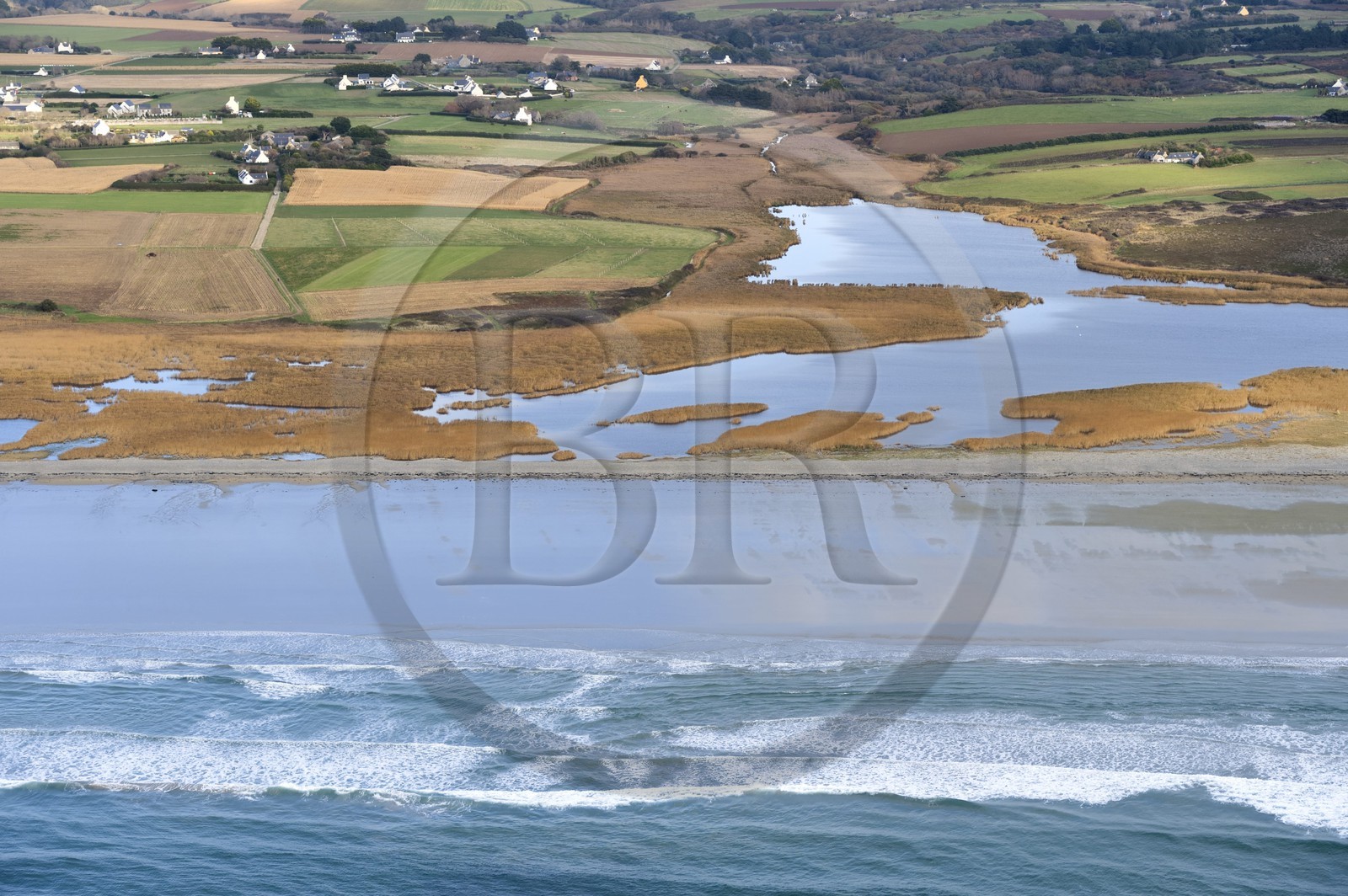 France, Finistère (29), baie d’Audierne, étang de Kergalan situé sur la commune de Tréogat et géré par le Conservatoire du Littoral (vue aérienne)