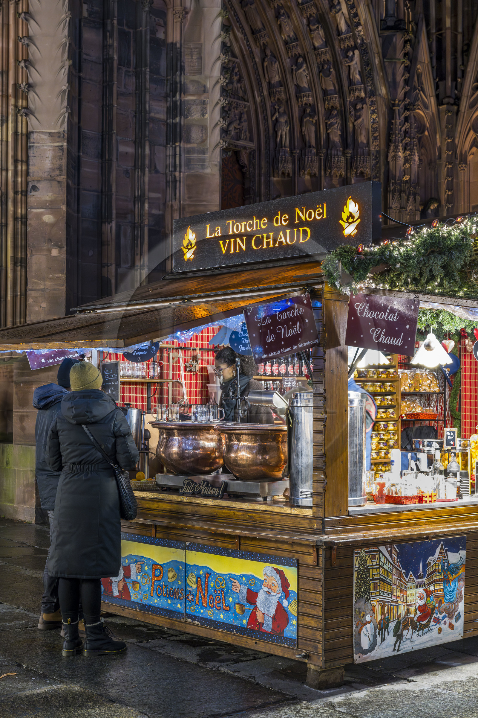 France, Bas-Rhin (67), Strasbourg, vieille ville classée au Patrimoine Mondial de l'UNESCO, marché de Noël (Christkindelsmarik) au pied de la Cathédrale Notre Dame, stand de vin chaud