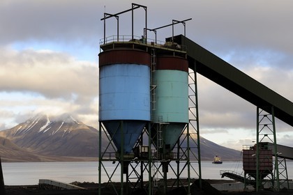 Norvège, Svalbard (Spitzberg), fjord de Longyearbyen, port minier de charbon