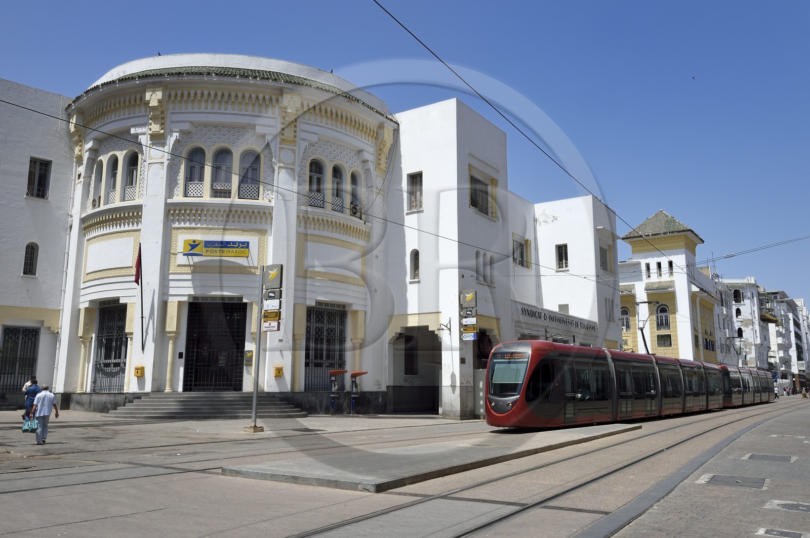 Maroc, Casablanca, boulevard Mohammed V, la Poste construite en 1918 par l'architecte Pierre Bousquet et immeuble Maroc-Soir de style néo-mauresque en arrière plan construit en 1924 par l'architecte Marius Boyer