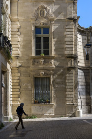 France, Vaucluse (84), Avignon, rue du Roi Rene, hotel particulier de Crillon (XVIIe siècle), détail de la facade