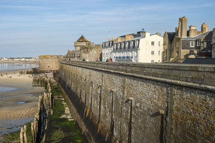 France, Ille et Vilaine, Cote d'Emeraude (Emerald Coast), Saint Malo, the northern ramparts and the Quic-en-Groigne tower in the background