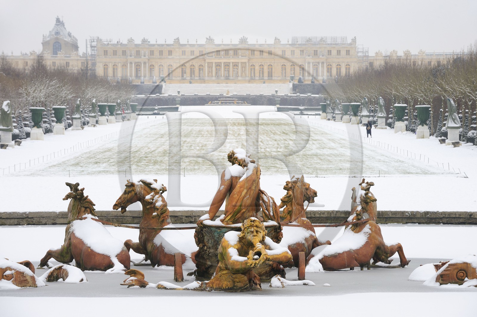 France, Yvelines (78), parc du château de Versailles sous la neige, classé Patrimoine Mondial de l'UNESCO, le bassin d'Apollon par Tuby avec le char d'Apollon et l'axe du Soleil vers le château
