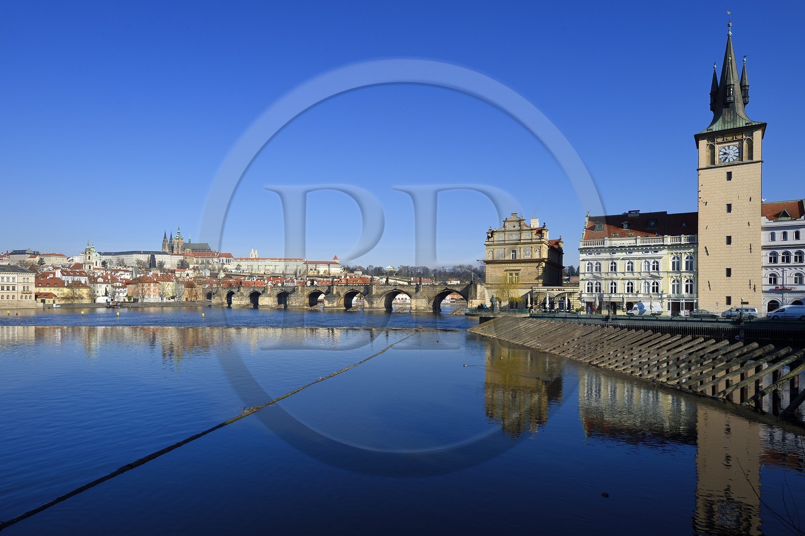 République Tchèque, Prague, centre historique classé Patrimoine Mondial de l' UNESCO, le pont Charles (Karluv Most ou Karlov Most) sur la rivière Vltava et le Chateau d'eau de la vieille ville