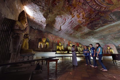 Sri Lanka, province du centre, district de Matale, Dambulla, Temple d'Or, Temple du Rocher Royal aussi appelé Ran Giri (Rocher doré) classé patrimoine mondial de l'UNESCO, la grotte n°2 Maharaja Viharaya est la plus vaste, statue du roi Walagamba à gauche