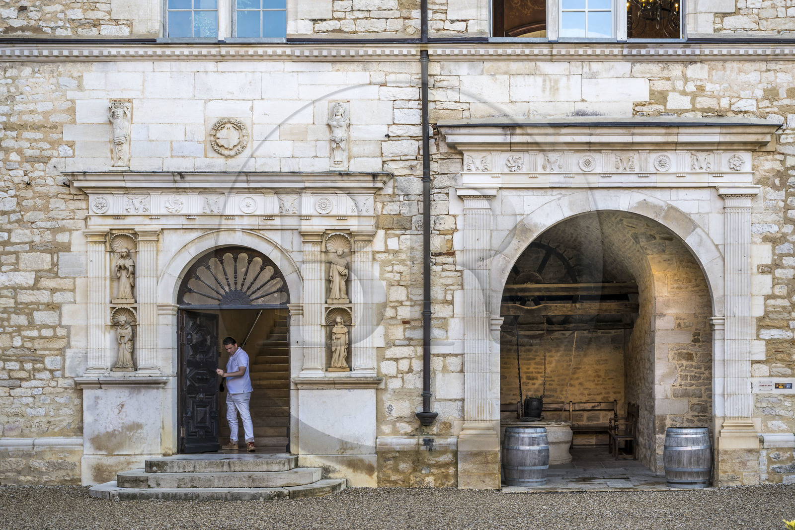 France, Côte-d'Or (21), Paysage culturel des climats de Bourgogne classés Patrimoine Mondial de l'UNESCO, Route des Grands Crus, vignoble de la Côte de Nuits, Vougeot, le Chateau du Clos de Vougeot, l'entrée de l'escalier Renaissance et le puit du XIIe siècle
