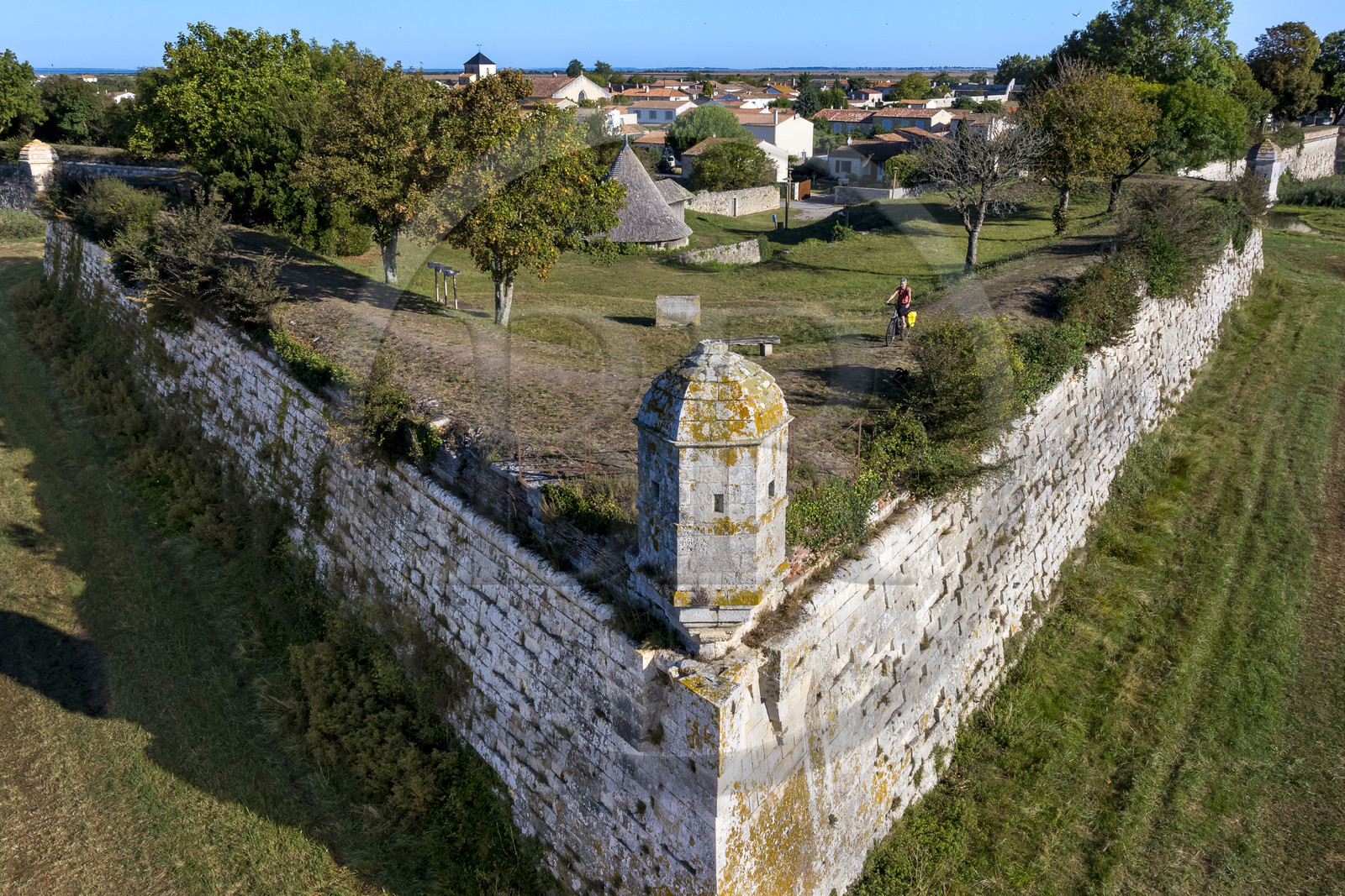 France, Charente-Maritime (17), Saintonge, Marennes-Hiers-Brouage, citadelle de Brouage, labellisé Les Plus Beaux Villages de France, les remparts batis de 1630 à 1640 sont munis d'échauguettes (vue aérienne)