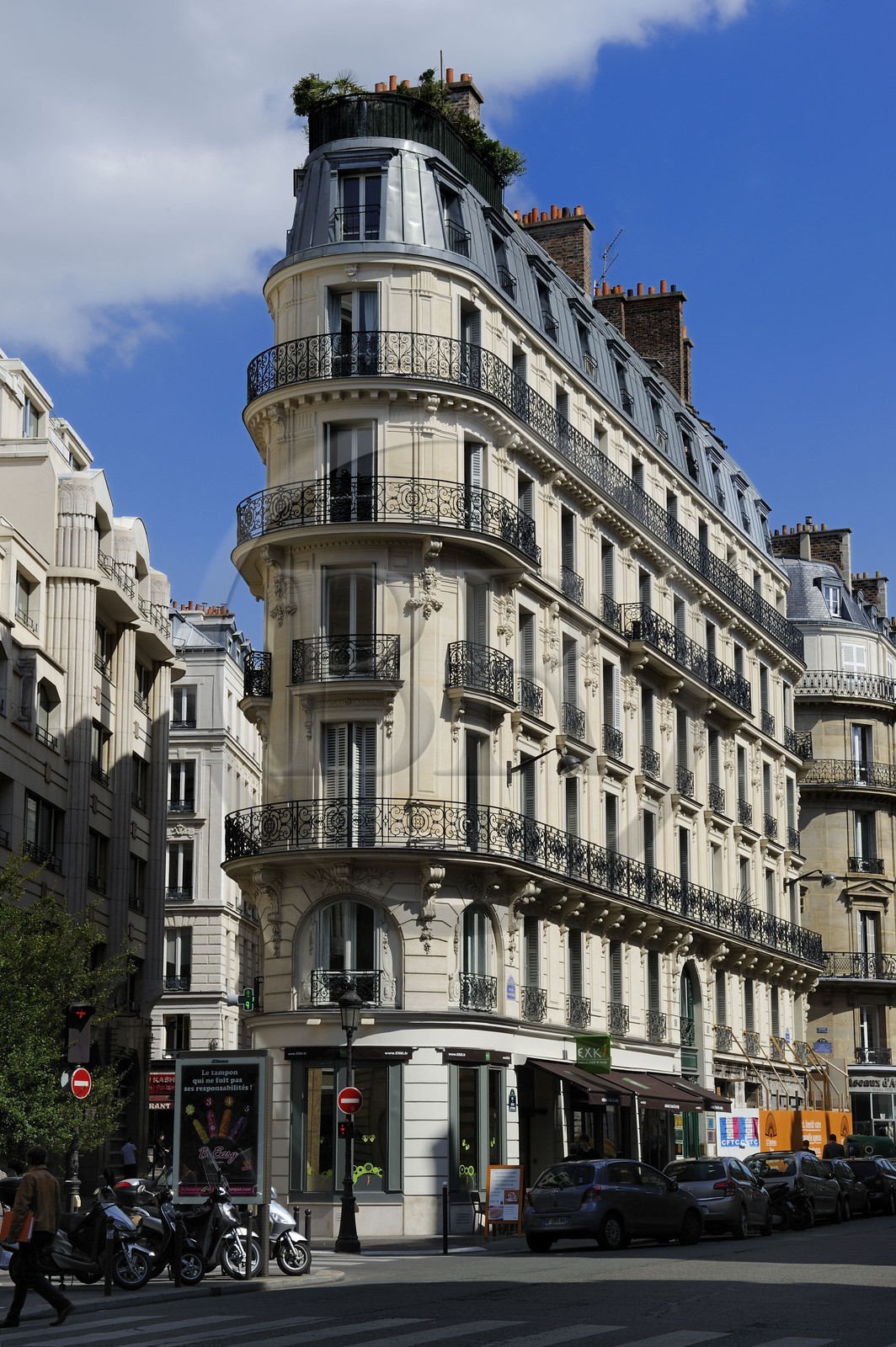 France, Paris (75), immeuble haussmannien à l'angle de la rue de Hanovre et de la rue du Quatre-septembre
