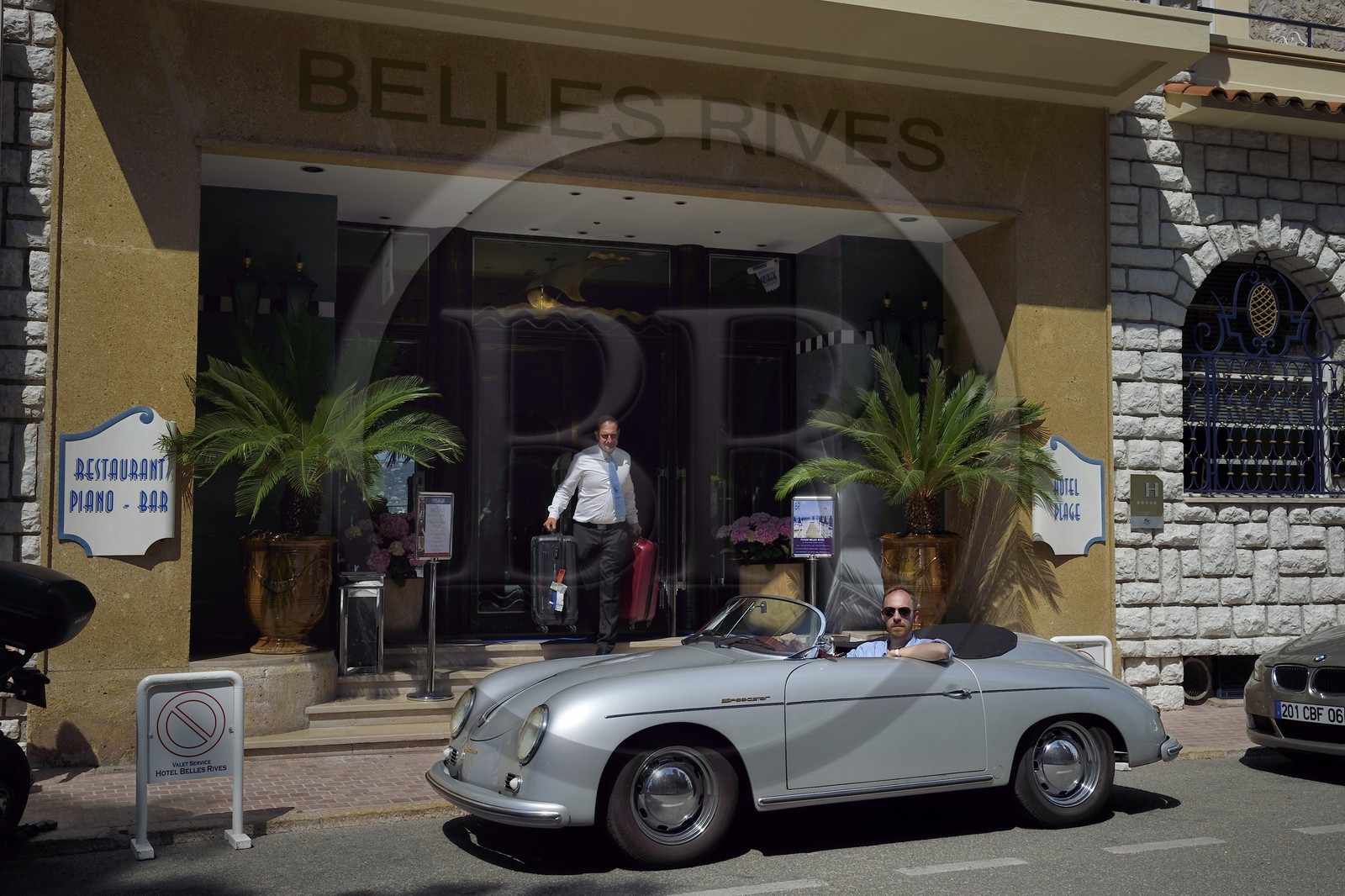 France, Alpes-Maritimes (06), Antibes,  Juan-les-Pins, Porsche Speedster 356 décapotable de collection devant l'hotel Belle Rives