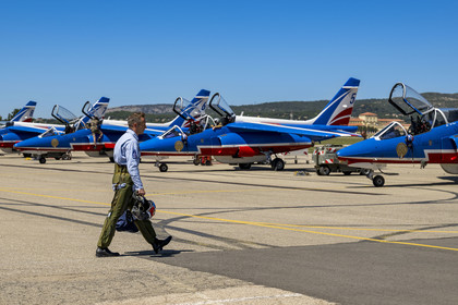 France, Bouches-du-Rhône (13), Salon-de-Provence, base aerienne 701, base de la Patrouille de France (PAF pour Patrouille acrobatique de France) de l'Armée de l'air et de l'espace française, départ des pilotes équipés d'une tenue anti-G après le briefing pour rejoindre les avions alphajet sur le tarmac et effectuer le vol d'entrainement