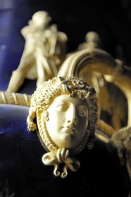 France, Yvelines (78), château de Versailles, classé Patrimoine Mondial de l'UNESCO, vase de Sèvre de style Empire offert pour le mariage de Napoléon et de Marie-Louise dans le Musée parlant (parcours audiovisuel dans l'Histoire de France)