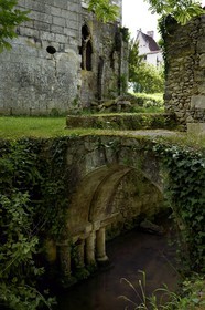 France, Dordogne (24), Périgord Blanc, abbaye romane de Chancelade, pont du XVIIème siècle construit avec des éléments romains (demander autorisation à l'évéché)