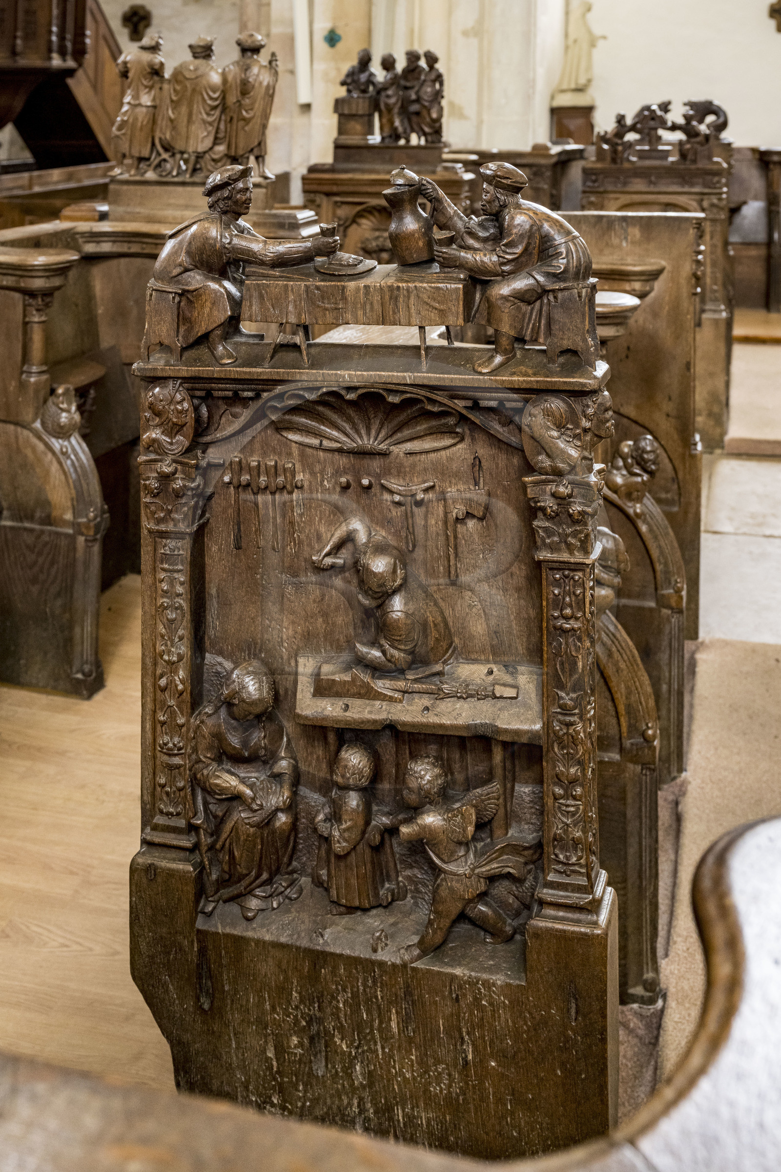 France, Yonne (89), Montréal (Bourgogne), la collégiale Notre-Dame de syle roman du XIIème siècle, stalles Renaissance en bois sculpté exécutées entre 1530 et 1550 et offerts par le roi François Ier, Les compères, un clin d’œil des sculpteurs qui se représentent eux-mêmes en train de se servir du vin avec un pichet, en bons bourguignons qu’ils sont