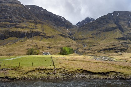 Royaume-Uni, Ecosse, Highland, Glencoe, maison isolée dans la vallée de Glen Coe (lieu du massacre des Mac Donald par les Campbell)