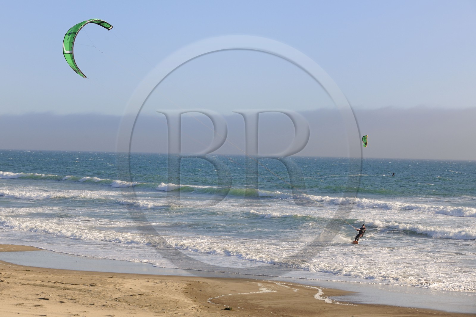 Etats-Unis, Californie, kitesurf sur une plage en bordure de la Highway n°1 au sud de San Fransisco