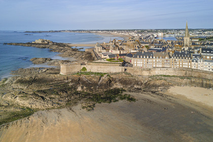 France, Ille-et-Vilaine (35), Côte d'Emeraude, Saint-Malo, la ville fortifiée avec la Tour Bidouane à gauche et la plage du Bon Secours au premier plan (vue aérienne)