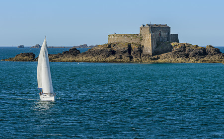 France, Ille-et-Vilaine (35), Côte d'Emeraude, Saint-Malo, voilier passant au large du fort de Petit-Bé conçu par Vauban