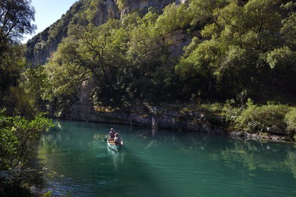 Var (83) rive gauche et Alpes-de-Haute-Provence (04) rive droite, Parc Naturel Régional du Verdon, Basses Gorges du Verdon en aval du lac de Sainte Croix, découverte en canoe des gorges de Baudinard