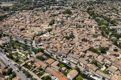 France, Vaucluse (84), L'Isle-sur-la-Sorgue, la vieille ville entourée par les bras de la Sorgue (vue aérienne)